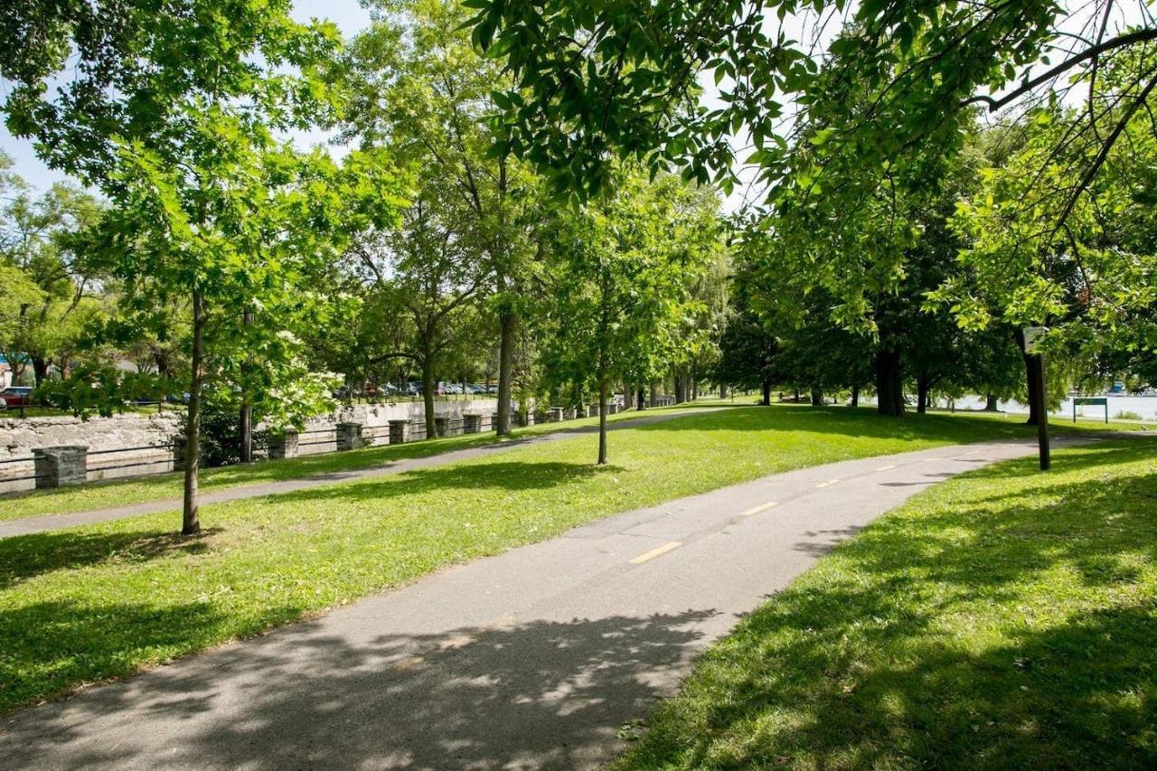 Free Parking In Beautiful Lachine Montréal Extérieur photo